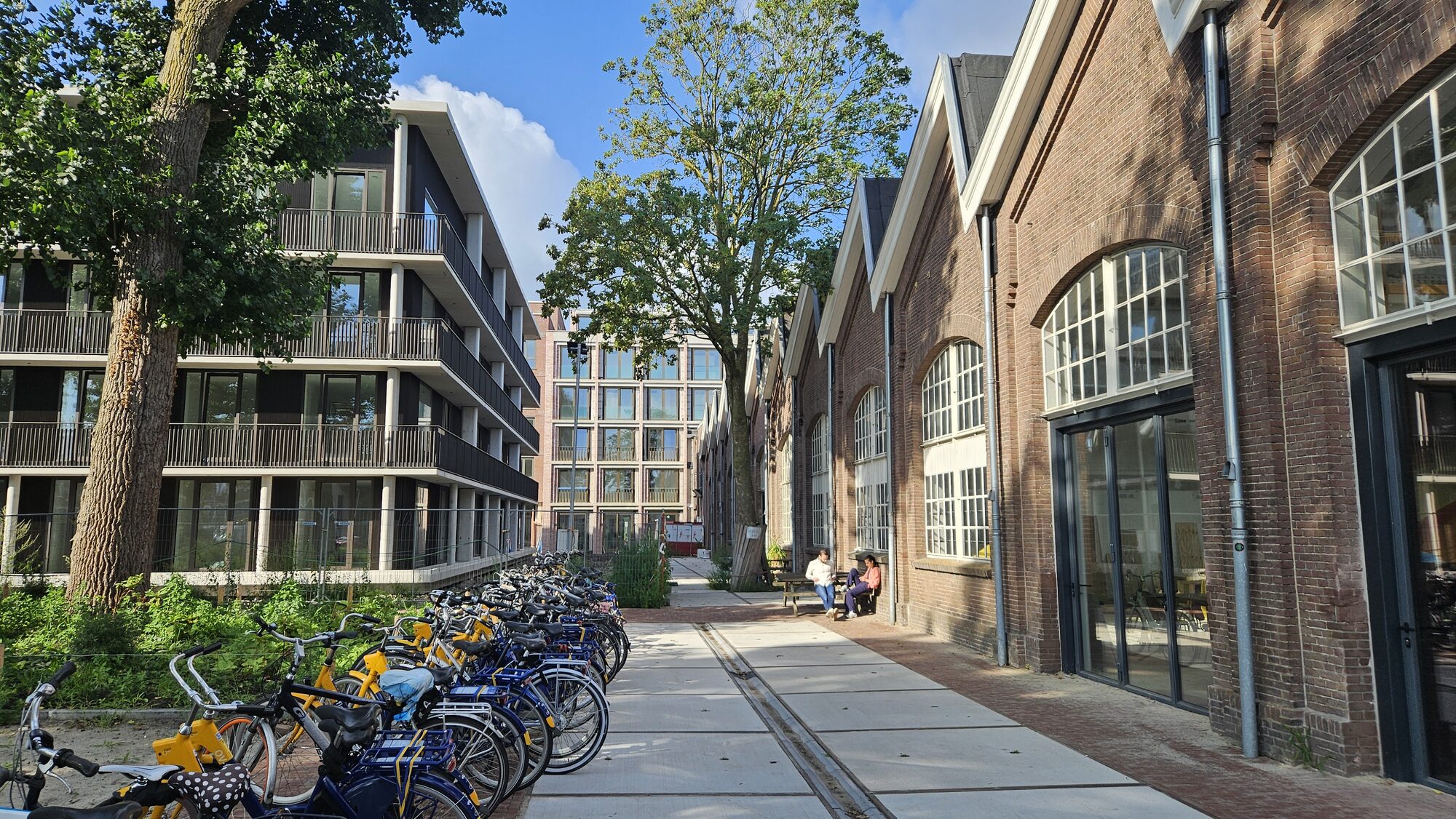 De gevel van het spoorwegdepot, met de karakteristieke boogramen