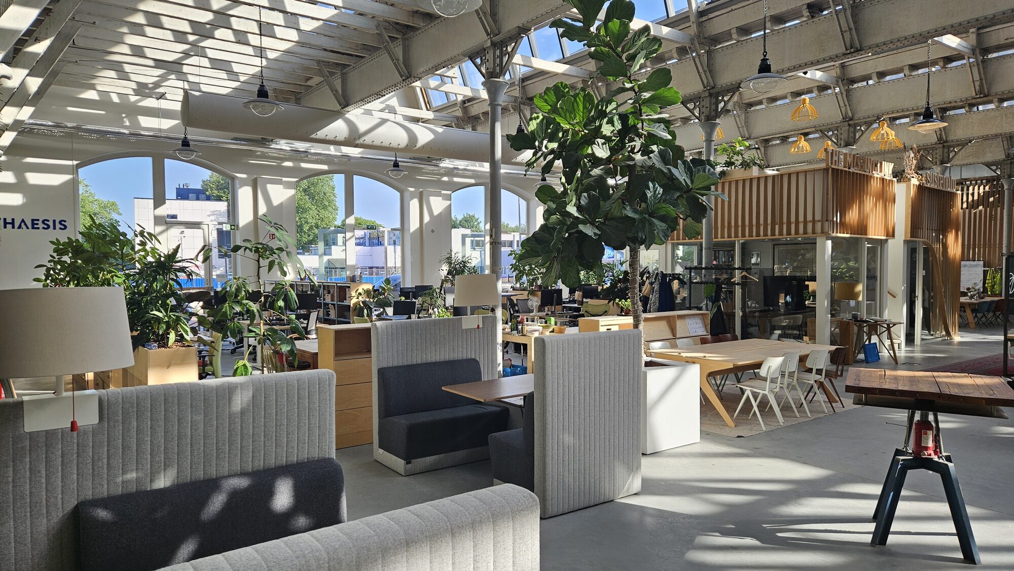 De centrale hal van UCo, met loungebanken en de karakteristieke boogramen