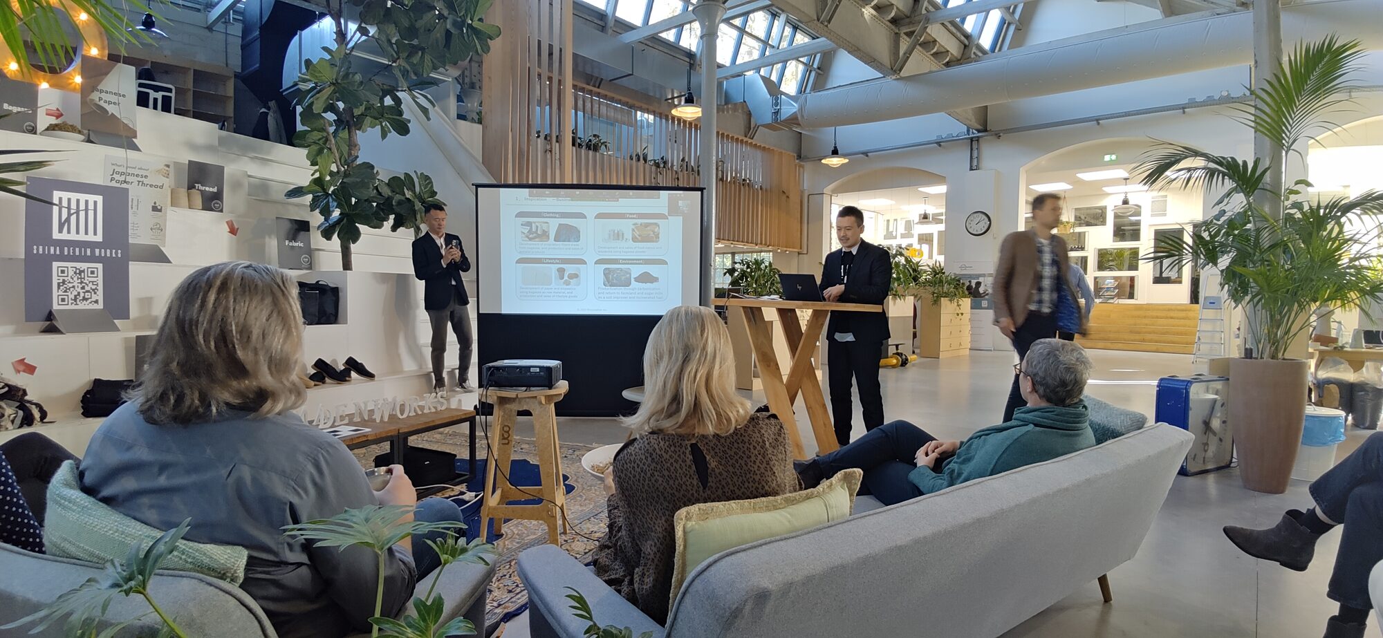 Een presentatie voor de community in de centrale hal